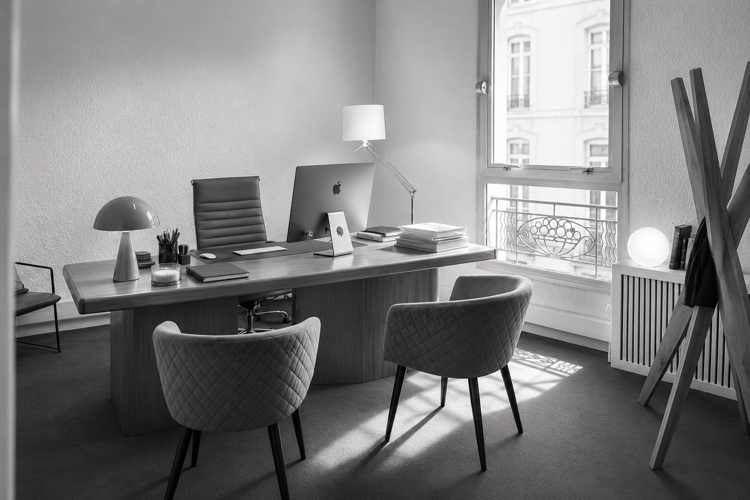 Le bureau de Maître Anne Riol, lumineux, avec deux fauteuils face au bureau